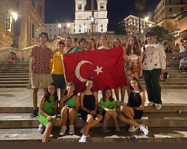 Bursalı müzisyen çocuklar vize krizini aşıp gittikleri Roma’dan 8 ödülle döndü
