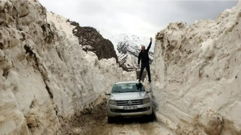 Çığ düşen 2 köy yolu, ulaşıma açıldı