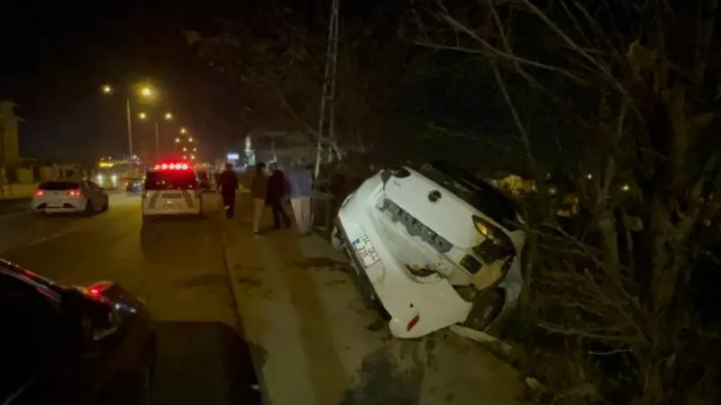 Arnavutköy'de kaza yapan otomobil yol kenarındaki boşluğa düştü