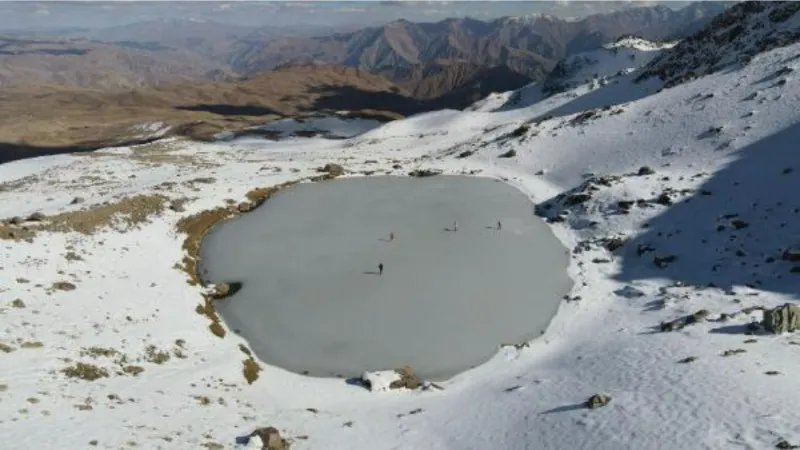 Hakkarili 3 doğasever, donan gölde buz pateni ile kayıp dans etti