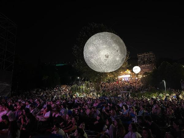 Museum of the Moon Beşiktaş'ta sanatseverlerin beğenisine sunuldu