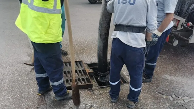 İSU, Yağmur Öncesi Mazgal ve Izgara Temizlikleri Yapıyor