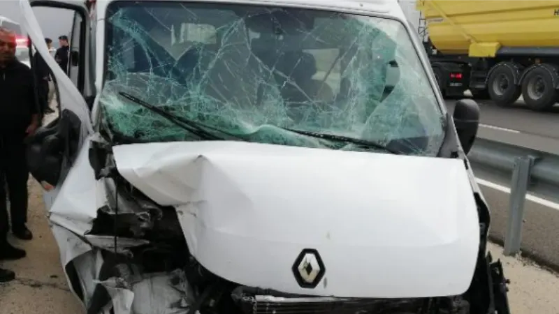 Edirne'de yolcu minibüsü, kamyonete çarptı: 6 yaralı