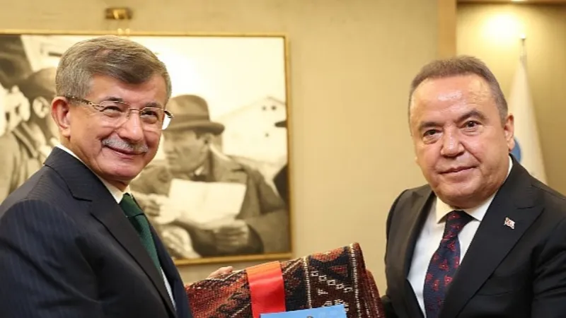 Ahmet Davutoğlu'dan Başkan Böcek'e ziyaret