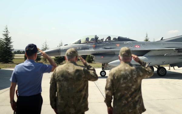 Bakan Akar'dan Ege Denizi üzerinde F-16 ile özel uçuş