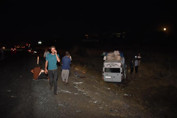 Şanlıurfa'da tarım işçilerini taşıyan minibüs ile otomobil çarpıştı:16 yaralı