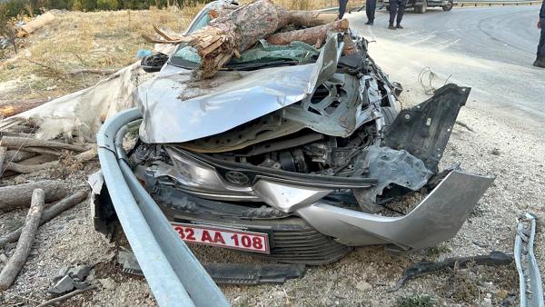 Odun yüklü TIR kaymakamın makam aracına çarptı, koruma polisi yaralandı