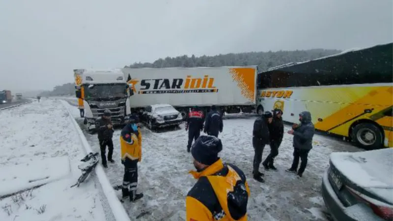 Bolu'da zincirleme kaza; 5 yaralı, İstanbul yönü kapandı