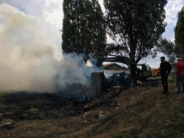 Gediz’de iki depo yangında kullanılamaz hale geldi