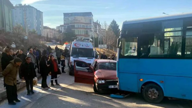 Kütahya'da halk otobüsü ve otomobil çarpıştı: 6 yaralı