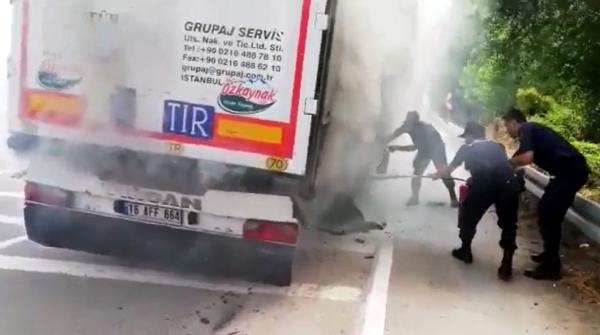 TIR'da çıkan yangını, jandarma söndürdü