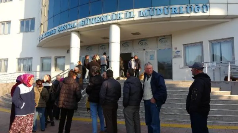 Çanakkale’de EYT’liler sabah saatlerinde SGK önünde uzun kuyruklar oluşturdu