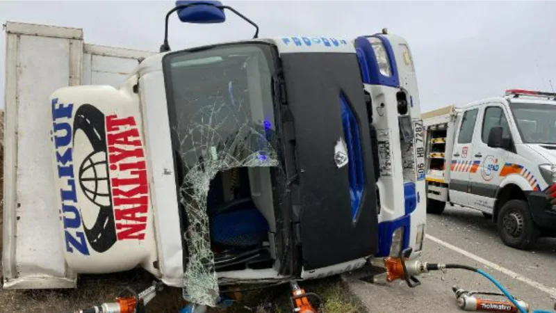 Sivas'ta nakliye kamyonu devrildi: 1 ölü, 1 yaralı