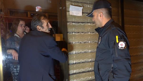 Müşteri içeride kahve içerken, çay ocağını kilitleyip çorbacıya gitti