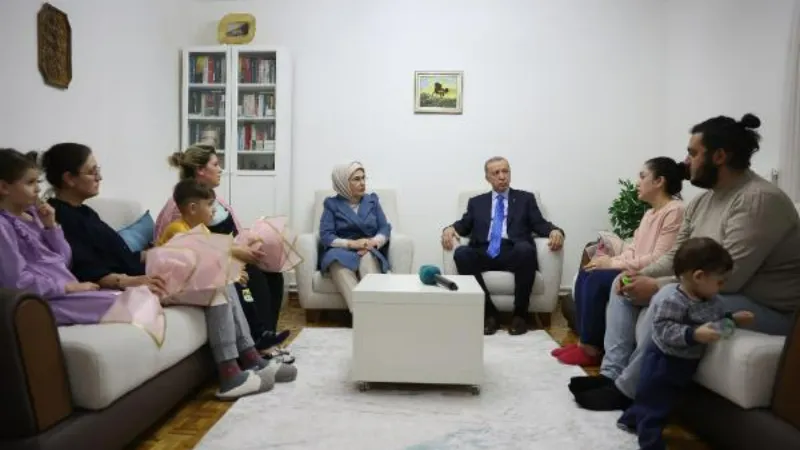 Cumhurbaşkanı Erdoğan ile eşi Emine Erdoğan, Ankara'ya yerleşen depremzede aileyi ziyaret etti