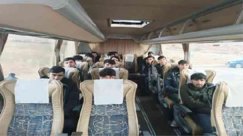 Malatya'da, minibüste 35 kaçak göçmen yakalandı