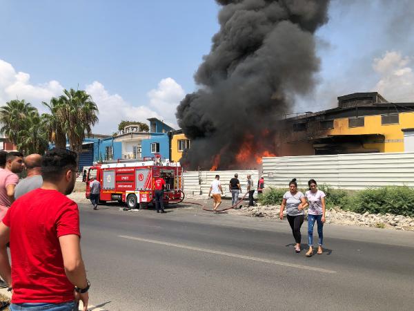 Tarsus'ta, geri dönüşüm tesisinde yangın