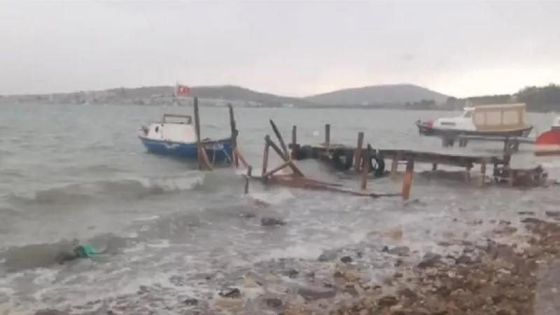 Kuzey Ege sahillerinde 'lodos fırtınası' ve 'sağanak'