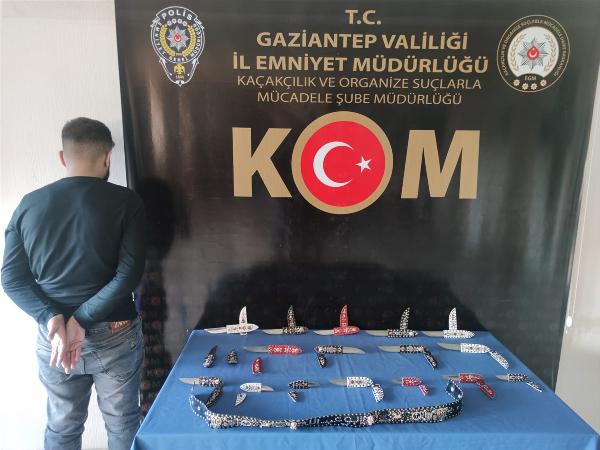 Sosyal medyada kılıç kemeri ve bıçak satan şüpheli yakalandı