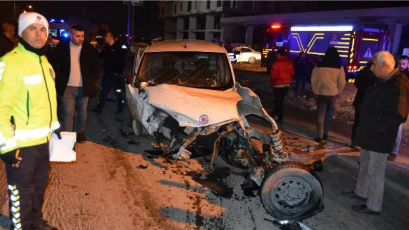 Aksaray'da hafif ticari araç ile otomobil çarpıştı: 3 yaralı