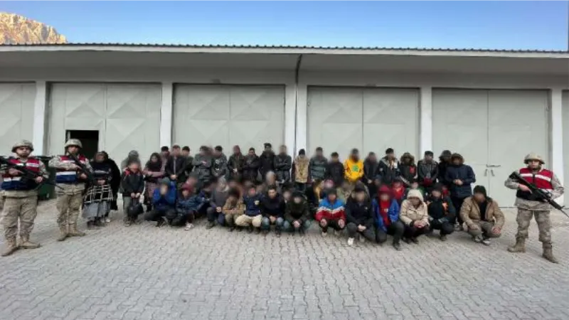 Bitlis’te minibüste 60 kaçak göçmen yakalandı