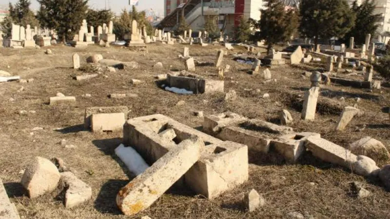 Tarihi Sancaktar Mezarlığı'nda mezar taşları depremde kırılmış
