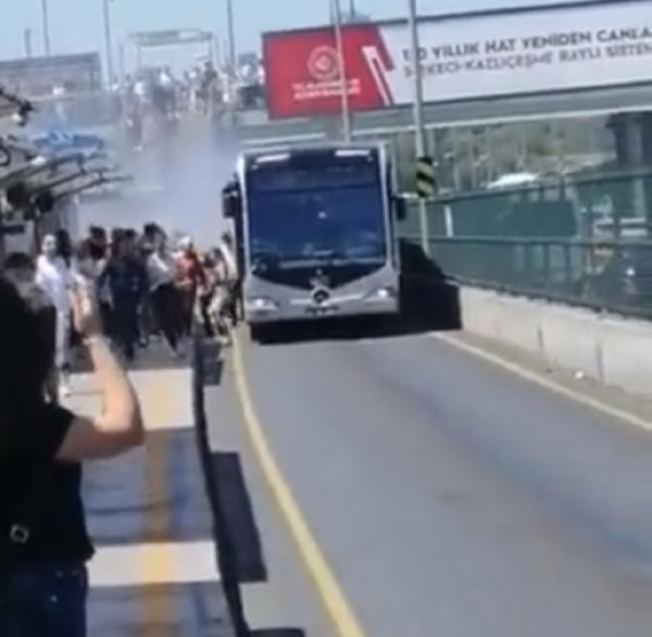 Üsküdar'da metrobüsten dumanlar yükseldi, yolcular tahliye edildi 