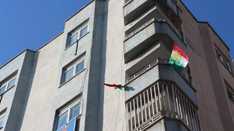 Diyarbakır’da 3 binaya asılan IKBY bayrakları toplandı