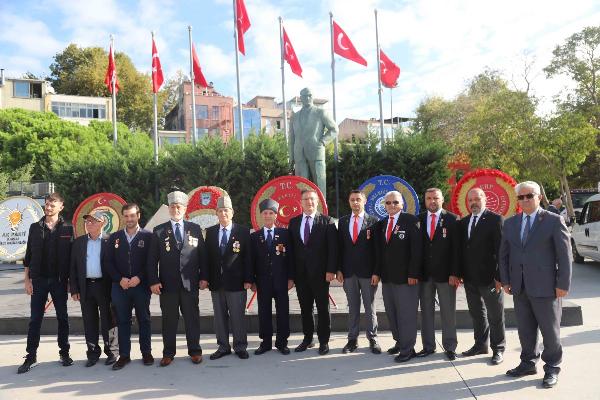 Gaziler Günü dolayısı ile Kartal'da Atatürk Anıtı’na çelenk bırakıldı