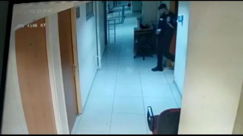 Hırsızlıktan serbest kaldıkları adliyede polisin çantasını çaldılar