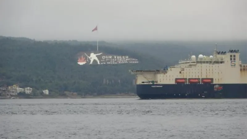 Doğal gaz boru serim işlemini tamamlayan gemi, Çanakkale Boğazı'ndan geçti