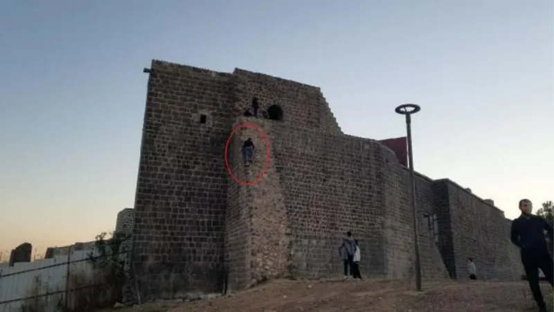 Diyarbakır’da surlara tehlikeli tırmanış kamerada