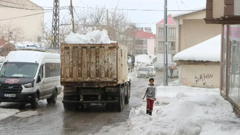 Kar yığınları, kamyonlarla Karlıova dışına taşınıyor