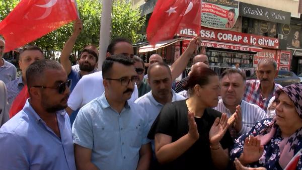 Güngören'de bombalı saldırıda hayatını kaybedenlerin yakınları anıt önünde toplandı