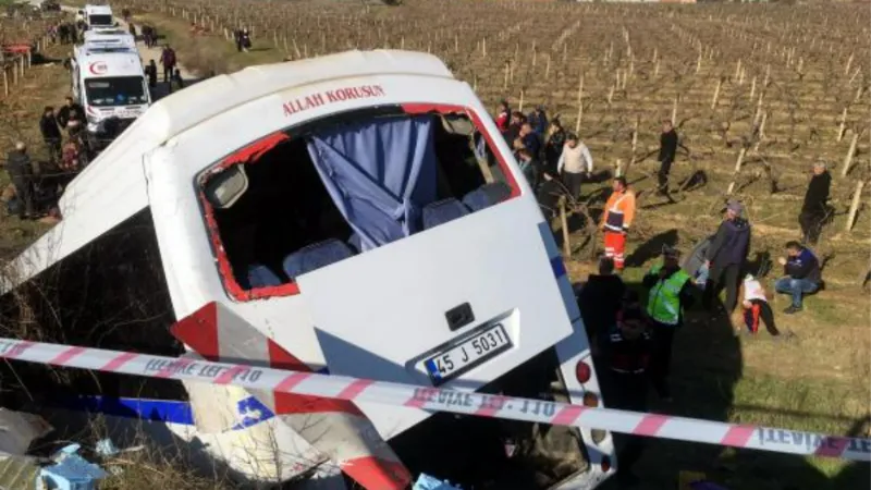 Manisa'da TIR'ın çarptığı servis midibüsü şarampole düştü: 17 işçi yaralı