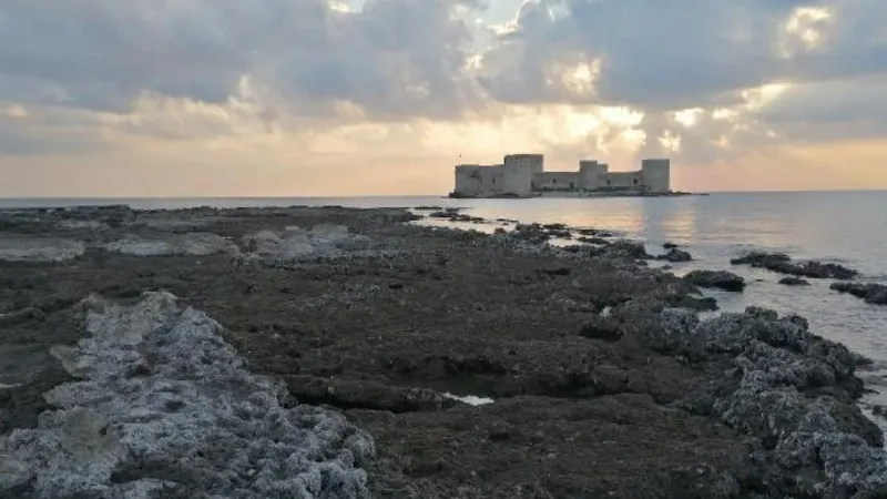 Kızkalesi'nde deniz suyu 100 metre çekildi