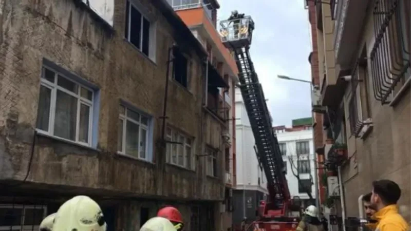 Bayrampaşa’da 2 katlı binanın 2'nci katında yangın