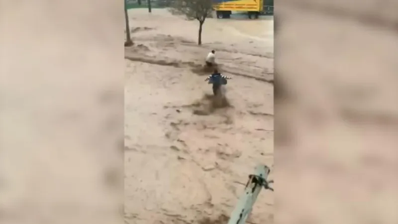 Şanlıurfa'da sel felaketinin izleri silinmeye çalışılıyor, kayıp 1 kişi aranıyor