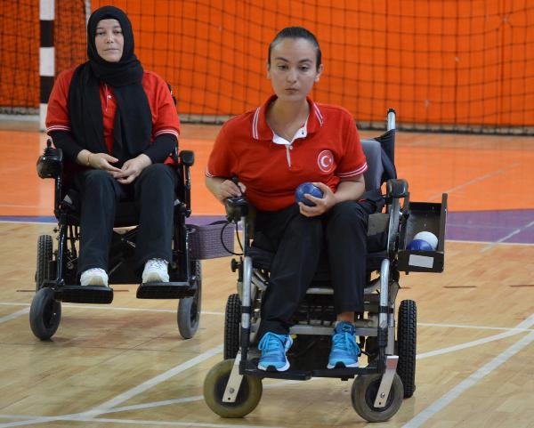 Bocce sporuyla hayata bağlanan kas erimesi hastası Rabia, milli takım kampında 