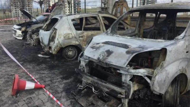 Ankara'da site bahçesinde 5 araç yandı