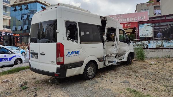 Bağcılar'da iki minibüs çarpıştı:5 yaralı