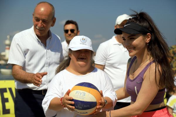 Tekirdağ'da 'Otizme mavi ışık yak' Plaj Voleybolu Halk Turnuvası
