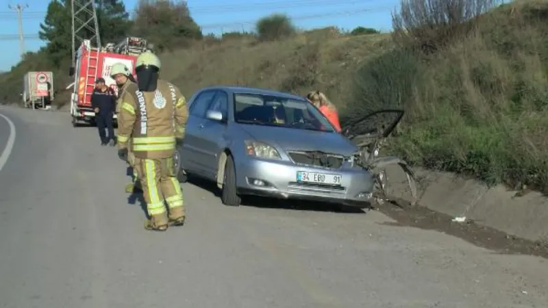 Pendik'te kavşakta otomobil ile kamyonet çarpıştı