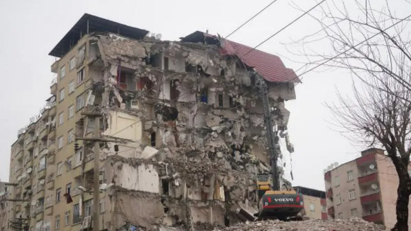 Diyarbakır’da acil yıkım kararı alınan yapılar yıkılıyor
