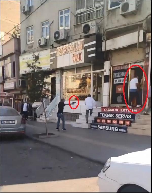 Cadde ortasındaki silahlı çatışma kamerada 