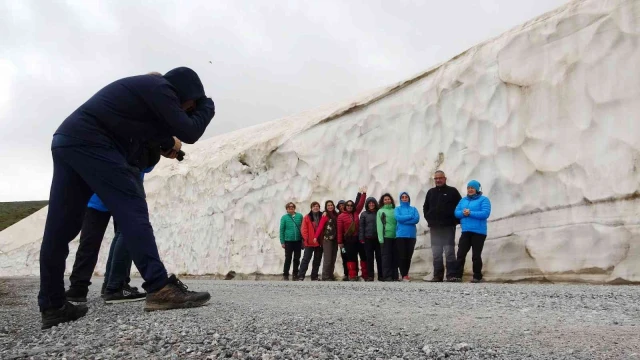 9 ilden Muş’a gelen fotoğraf sanatçıları mayıs ayında metrelerce karı fotoğrafladı