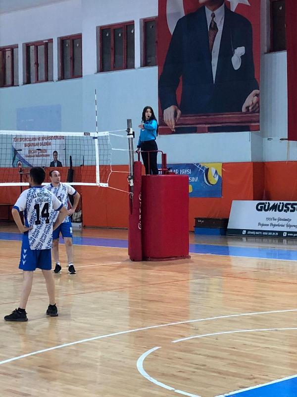 "Sporda ne işi var" denilen Şeyma, ulusal voleybol hakemi oldu