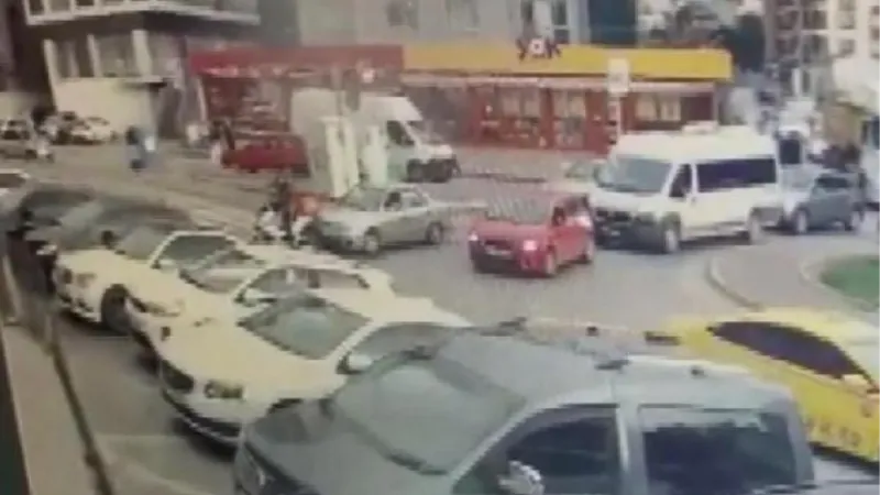 Ataşehir'de trafikte dehşet, otomobiliyle çarptığı kuryeyi ezmeye çalıştı