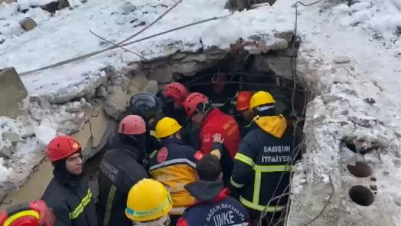 5 katlı binanın enkazından sağ kurtarıldı