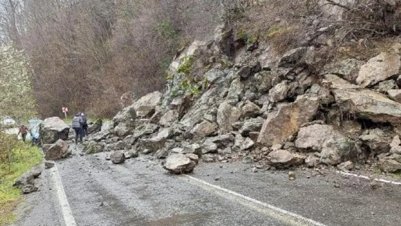 Ordu’da heyelan; düşen kayalar, yolu kapattı